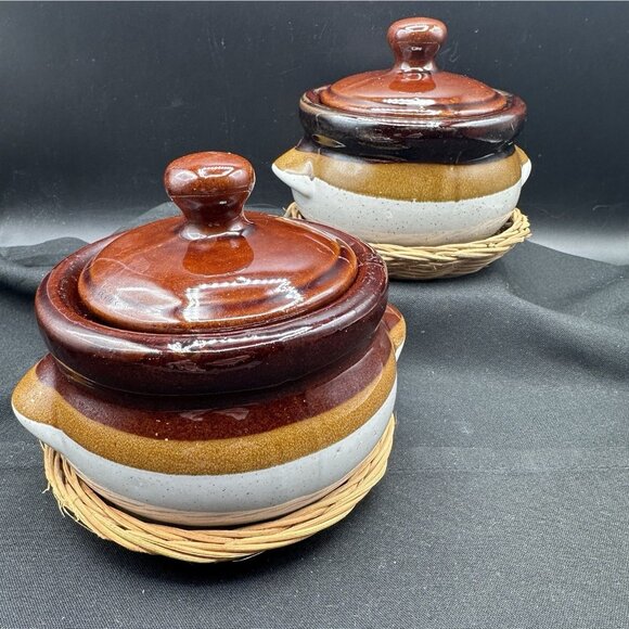 Vtg Brown Onion Soup Crocks Set Of 2 With Lids & Rattan Trivets - Picture 1 of 9